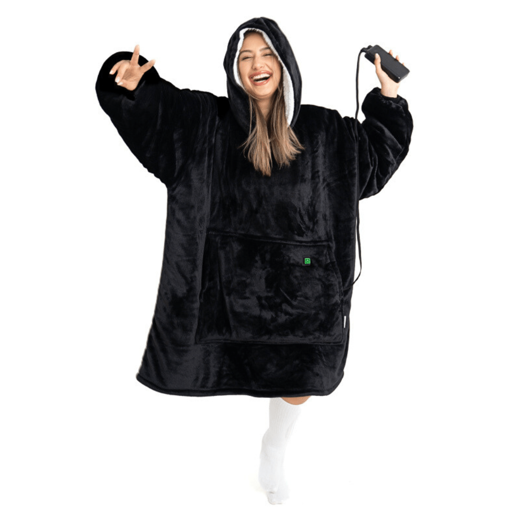 Eine fröhliche Person, die „The Hoti's Schwarzes Wunder Hoti“ trägt, posiert glücklich mit hochgezogener Kapuze und hält einen Gamecontroller in der Hand. Sie lächelt und trägt lange weiße Socken vor einem schlichten weißen Hintergrund.