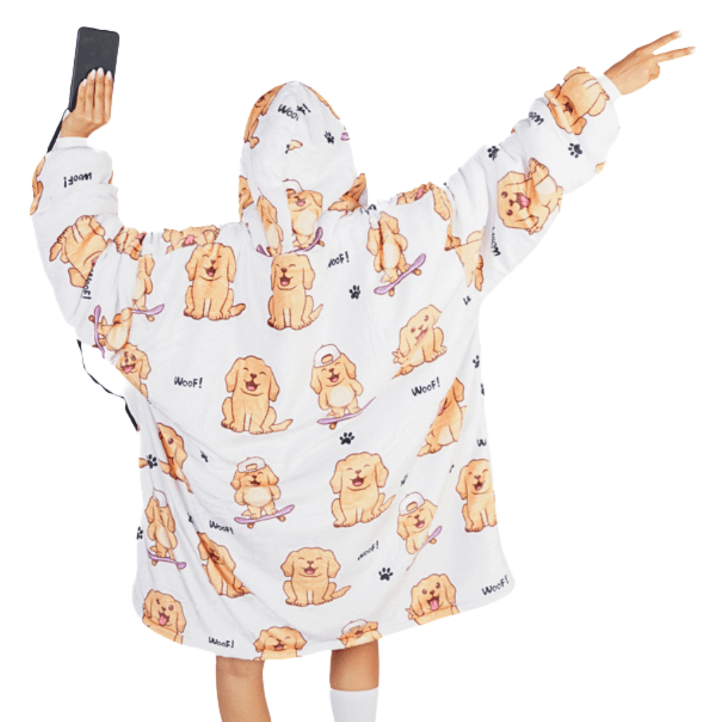 Eine Person, die einen großen Süßer Hund Hoti-Kapuzenpullover von The Hoti mit niedlichen Cartoon-Hunden und Worten wie „Wau!“ trägt, hält mit ausgestreckten Armen ein Telefon hoch und blickt von der Kamera weg.