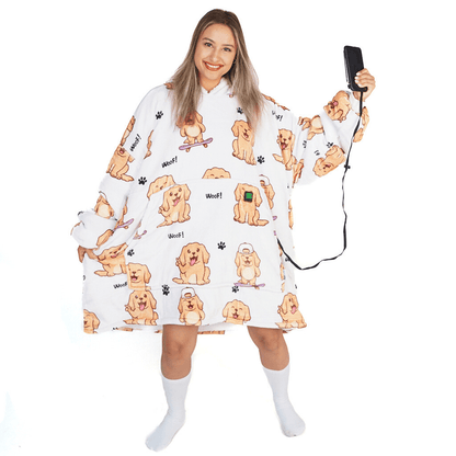 Eine Frau lächelt, während sie ein Selfie macht. Sie trägt den übergroßen weißen Kapuzenpullover „Süßer Hund Hoti“ von The Hoti. Verziert mit süßen Hundeillustrationen und dem Wort „Wau!“ steht sie in weißen Socken vor einem weißen Hintergrund und hält ein Telefon, das an einem schwarzen Kabel befestigt ist.